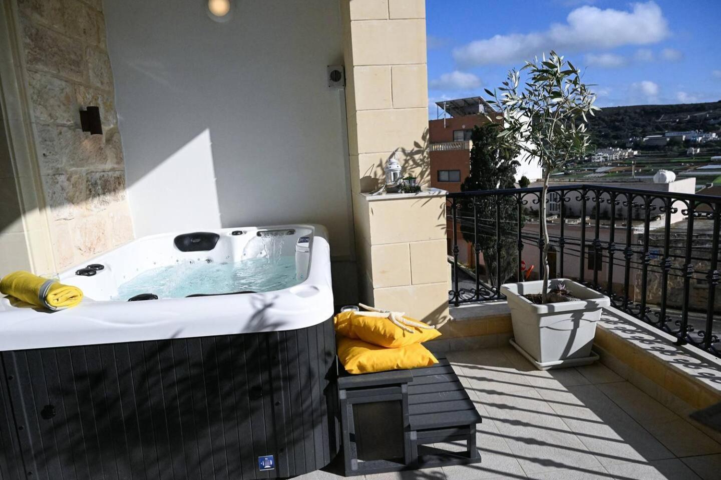 Fl 3 Ta'Lonza Luxury With Hot Tub By Homely Mellieha Exterior photo